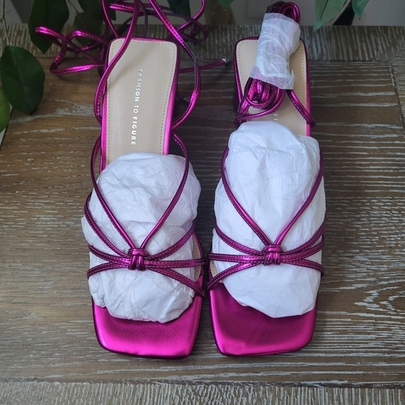 NWT Fashion to Figure Lana Women's Wide Width Strappy Block Heel Sandal Size 8W - Picture 2 of 13